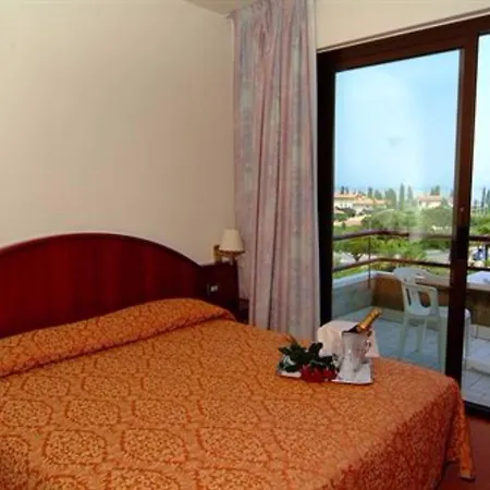 Porto Azzurro فندق