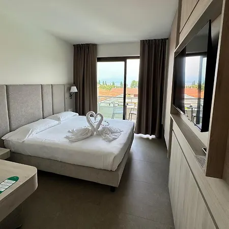 Porto Azzurro سيرمِيوني
