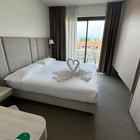 Porto Azzurro 3* シルミオーネ